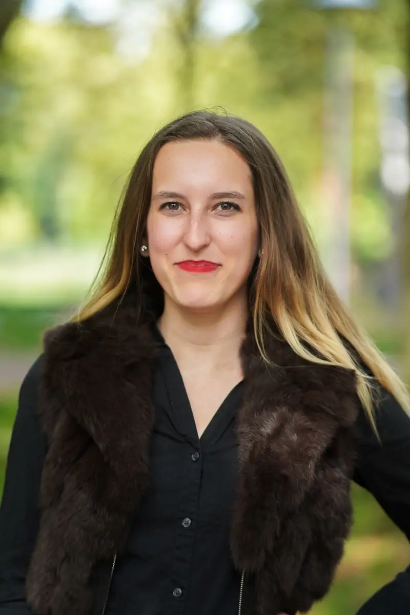 Lindsey, portret buiten in het groen
