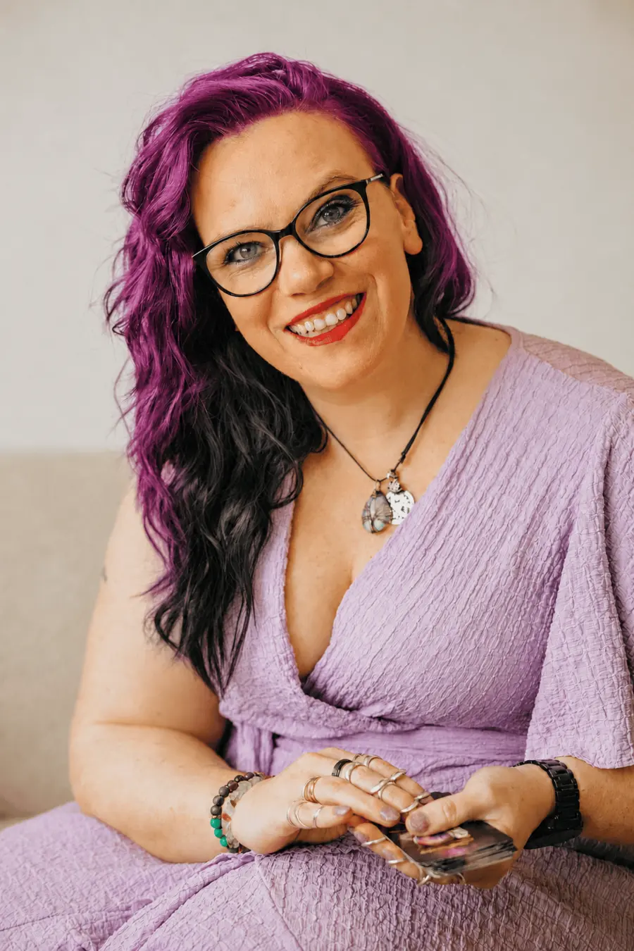 Patricia, glimlachend in een lila jurk